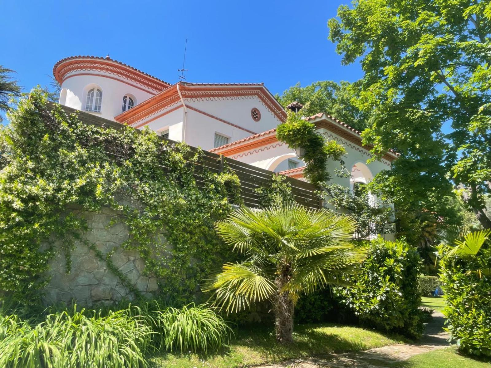 Espectacular Casa Chateau en el centro de Olot Villa Exterior foto