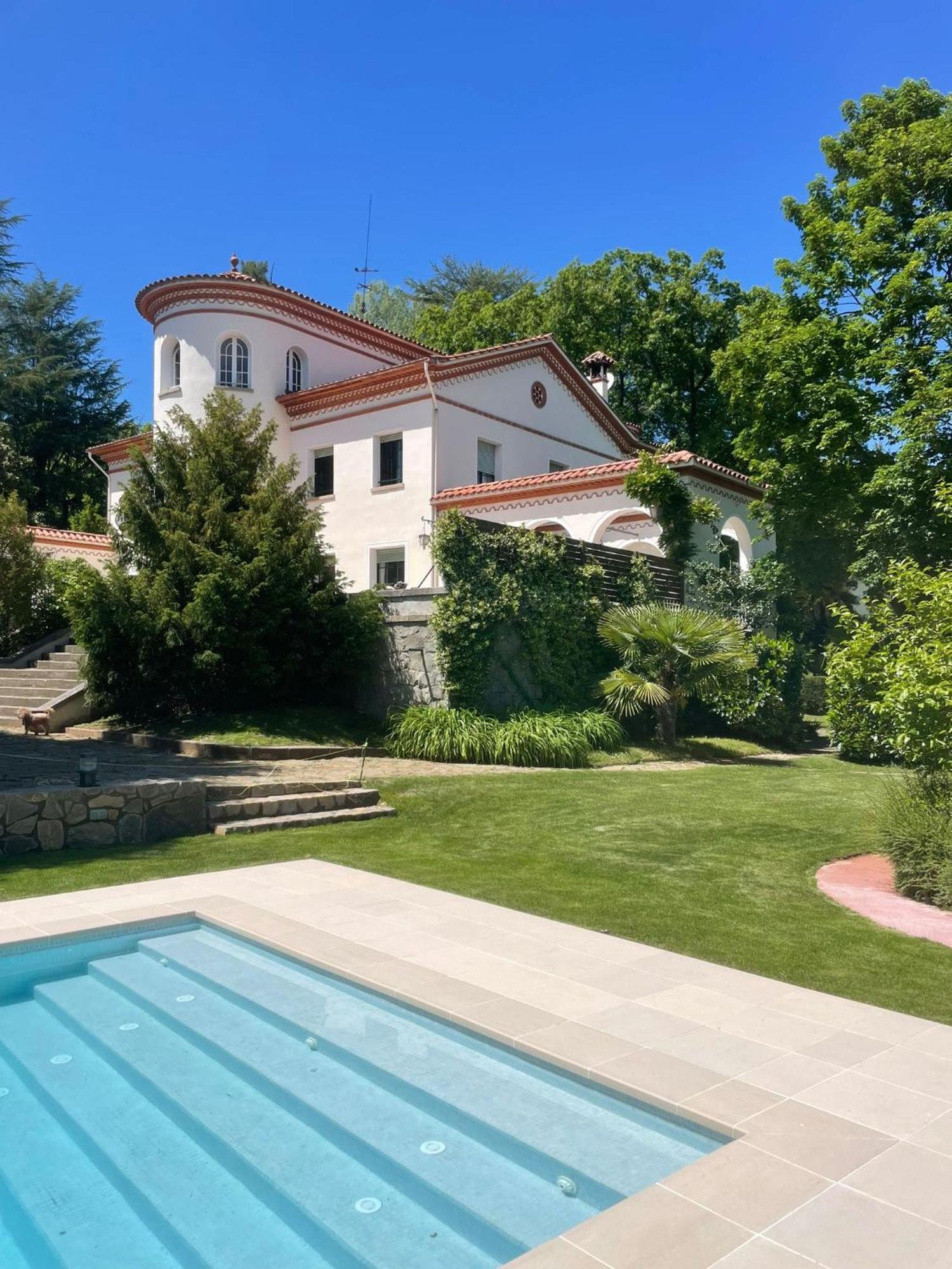 Espectacular Casa Chateau en el centro de Olot Villa Exterior foto